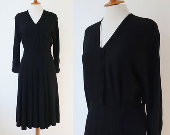 Classic Black 40s Crepe Vtg. Dress With Pleats // 3/4 Sleeves & White Ribbon // Size M