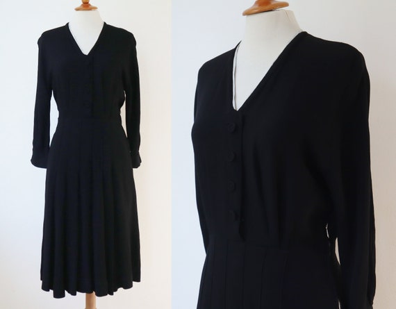 Classic Black 40s Crepe Vtg. Dress With Pleats //… - image 1