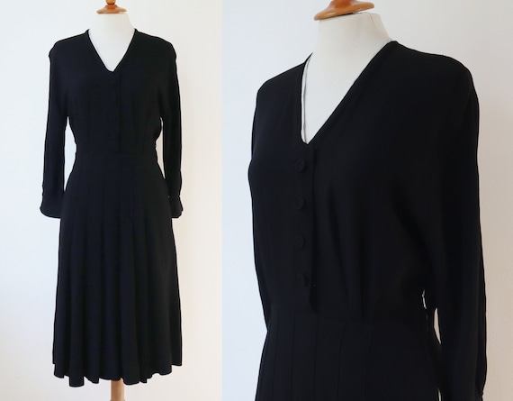 Classic Black 40s Crepe Vtg. Dress With Pleats //