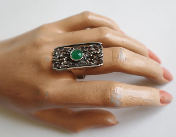 Adjustable 70s Vintage Ring With Green Stone - image 4