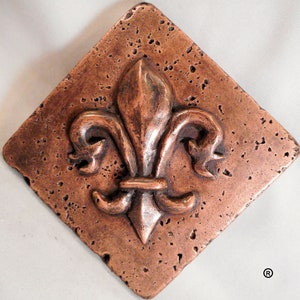 Azulejo decorativo de pared de 4" x 4" con diseño de flor de lis en color cobre en diagonal