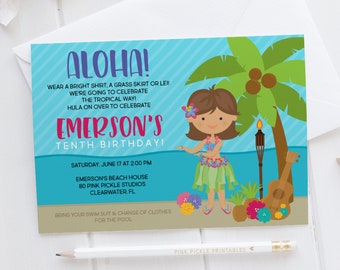 Pode incluir: Um convite de aniversário com tema tropical com a palavra "ALOHA!" em roxo. O convite apresenta uma dançarina de hula, palmeiras e um ukulele. O texto diz "Emerson's Tenth Birthday!" e inclui detalhes do evento.