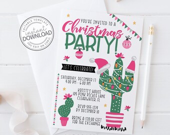 Può includere: Un biglietto d'invito bianco per una festa di Natale con un design a cactus. La carta presenta il testo "Sei invitato a una festa di Natale!" e i dettagli dell'evento. Una busta bianca, una matita e una molletta sono sullo sfondo. La carta è decorata con dettagli rosa e verdi.
