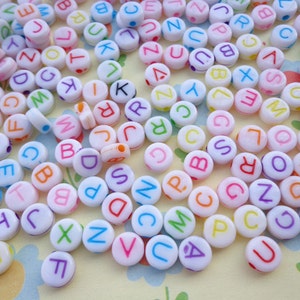 200 Stück Alphabet runde Perlen, quadratische Buchstabenperlen, gemischte Farben mit einem Loch von 3 x 7 mm