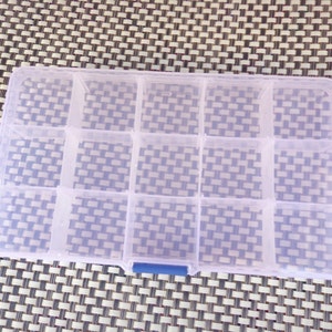 VENTE--petites pièces ou perles vitrine de boîte de rangement avec 15 compartiments, boîte en plastique transparent