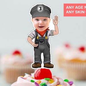 Może przedstawiać: Kreskówkowa ilustracja małego dziecka ubranego w strój konduktora. Dziecko nosi czarno-biały pasiasty uniform, czerwoną chustkę i czarną czapkę z białą cyfrą "3". Dziecko trzyma w jednej ręce krótkofalówkę, a drugą macha. Ilustracja jest na białym tle.