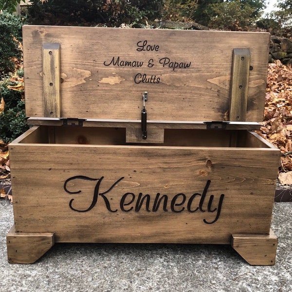 Baúl de juguetes de madera tallada a mano: caja de recuerdos personalizada, hecha en EE. UU.