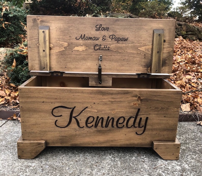 Toy Chest/Toy Box/Personalize/Memory Keeper/Christmas Gift/ Birthday Gift/Baby Gift/Graduation Gift/Pet Storage/Hand Carved/Made in the USA afbeelding 1