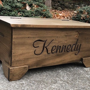 Toy Chest/Toy Box/Personalize/Memory Keeper/Christmas Gift/ Birthday Gift/Baby Gift/Graduation Gift/Pet Storage/Hand Carved/Made in the USA afbeelding 2