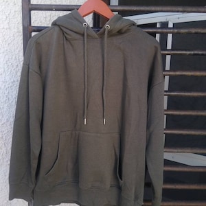 Green hoodie with front pockets / autumn / street wear image 1