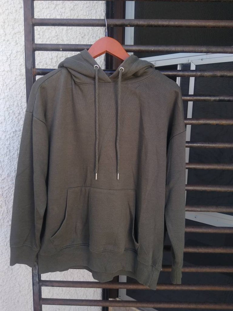 Green hoodie with front pockets / autumn / street wear image 1