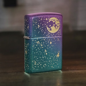Accendino Zippo iridescente personalizzato Starry Sky inciso gratis. Un regalo di accendino Zippo antivento inciso per la festa del papà o per gli sposi.