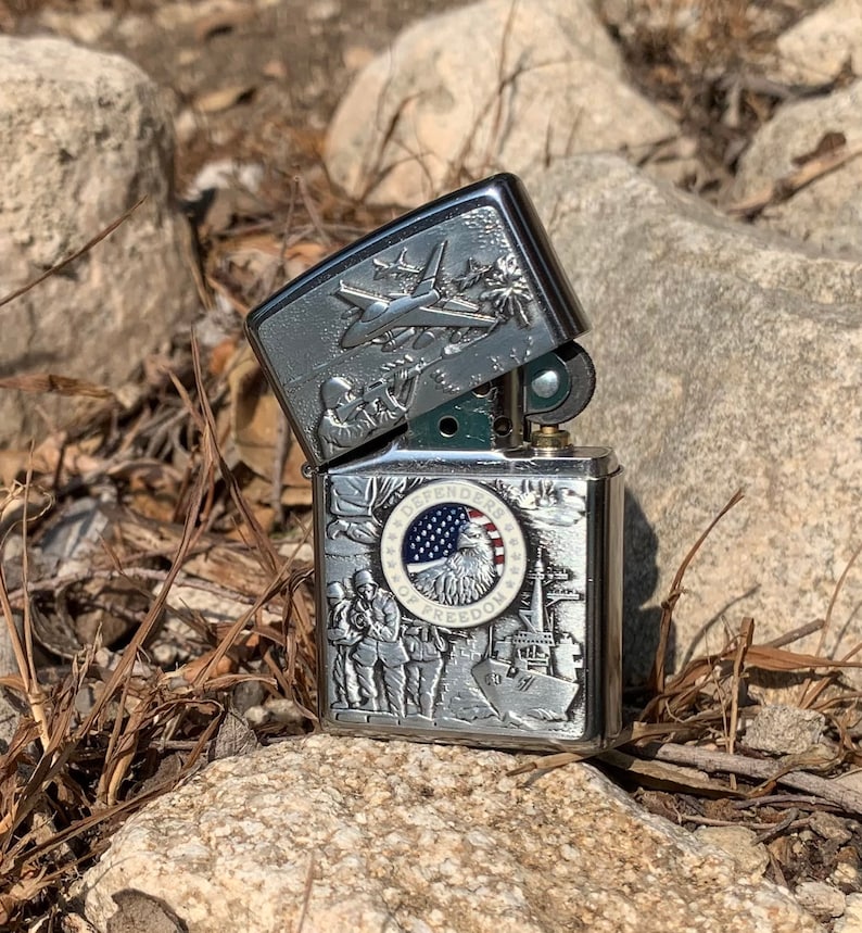 Zippo Feuerzeug 'Joined Forces' – Klassisches Benzinfeuerzeug, Made In USA, Mit Lebenslanger Garantie
