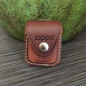 Pochette clip ceinture en cuir marron ou noir Zippo véritable. Personnalisez la pochette Zippo gratuitement avec le clip de ceinture en métal.
