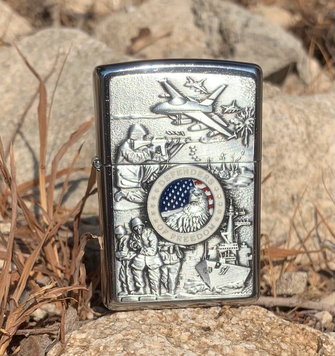 Zippo Feuerzeug 'Joined Forces' – Klassisches Benzinfeuerzeug, Made In USA, Mit Lebenslanger Garantie