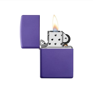 Accendino Zippo viola opaco personalizzato inciso gratis. Un accendino Zippo antivento inciso in regalo per la festa del papà, per gli sposi o per i collezionisti.