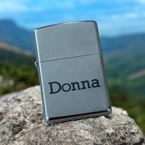 Accendino Zippo personalizzato Street Chrome con incisione gratuita. Un accendino Zippo antivento con incisione, perfetto come regalo per la festa del papà, per lo sposo o per un collezionista.