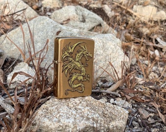 Isqueiro Zippo personalizado em latão escovado com dragão: presente gravado