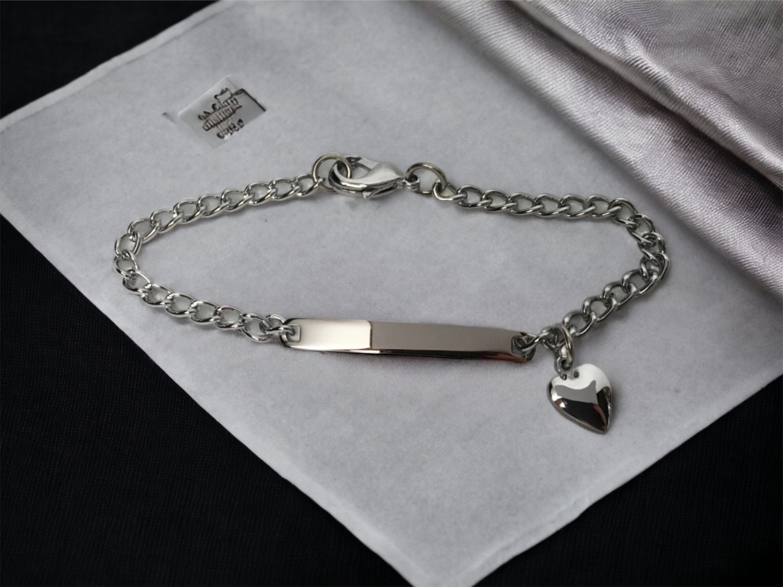 パーソナライズされたハートチャームブレスレット：刻印入りシルバー