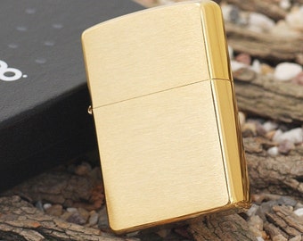 Accendino Zippo in ottone spazzolato personalizzato con incisione gratuita. Un accendino Zippo antivento inciso regalo per la festa del papà, testimoni dello sposo o collezionisti.