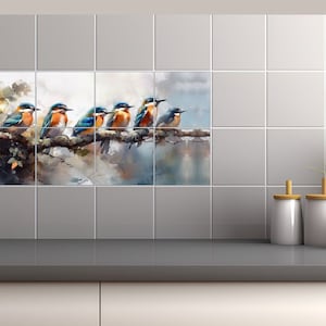 以下が含まれることがあります： 枝に止まっている青とオレンジの鳥の群れを描いた水彩画。鳥たちは一列に並んでおり、右を向いている。背景は青と緑の水彩で柔らかくぼかされている。