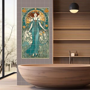 Peut inclure: Une fresque de carreaux décoratifs représentant une femme dans une robe bleue fluide, entourée de motifs floraux et géométriques dans des tons de vert, jaune et orange. La fresque de carreaux est placée contre un mur carrelé gris dans une salle de bain.