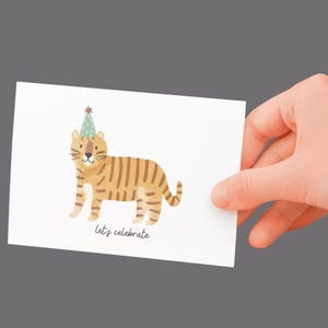 Carte postale minimaliste Tigre - "Fêtons ça" - Carte d'anniversaire Din A6 - moderne et amusante - avec enveloppe en option