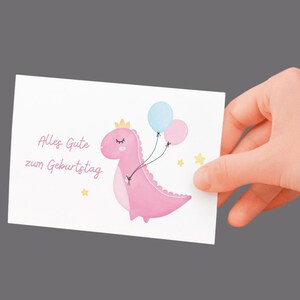 Biglietto di auguri di compleanno con dinosauro rosa e palloncini - Simpatica cartolina di compleanno a tema dinosauro per bambini e appassionati di dinosauri - Biglietto d'auguri in formato A6
