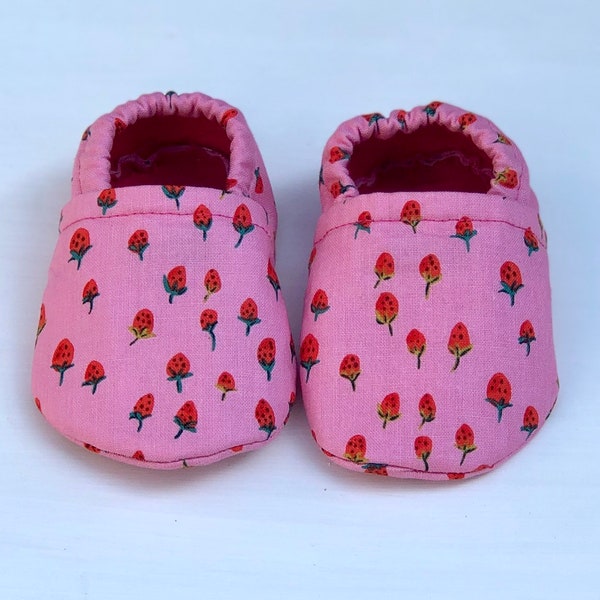 Strawberry Baby shoes, Strawberry Baby Booties, Baby Shoes, Baby Fabric Shoes, Baby Moccasins, Soft Baby Shoes, Soft-Soled, Crib Shoes