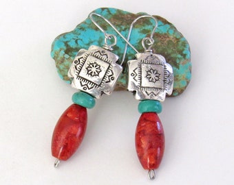 Boucles d'oreilles croix tribales du sud-ouest avec turquoise et corail rouge, style amérindien de Sundance/bijoux du sud-ouest, boucles d'oreilles pendantes bohèmes colorées