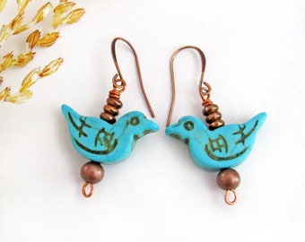 Boucles d'oreilles oiseau bleu avec perles de magnésite turquoise et de cuivre, bijoux mignons faits main de nature terreuse, cadeaux pour ornithologues amateurs / amateurs d'oiseaux