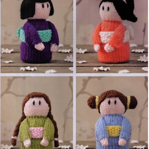 Peut inclure: Quatre poupées en tricot portant des vêtements japonais traditionnels. Les poupées sont habillées en violet, orange, vert et bleu. Chaque poupée a une coiffure et des traits du visage différents.