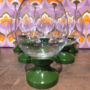 Glasses in the style of the 70s on a green metal base, set of 6 VINTAGE for red wine