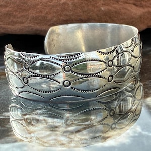 Brazalete ancho de plata esterlina de estilo nativo americano antiguo con trabajo de estampado, 6,25 pulgadas.