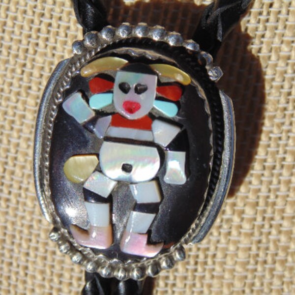Beverly Etsate ~ Zuni Gevlochten Zwart Leer Bolo Tie met Sterling en Mosaic Kachina Slide en Sterling Silver Tips