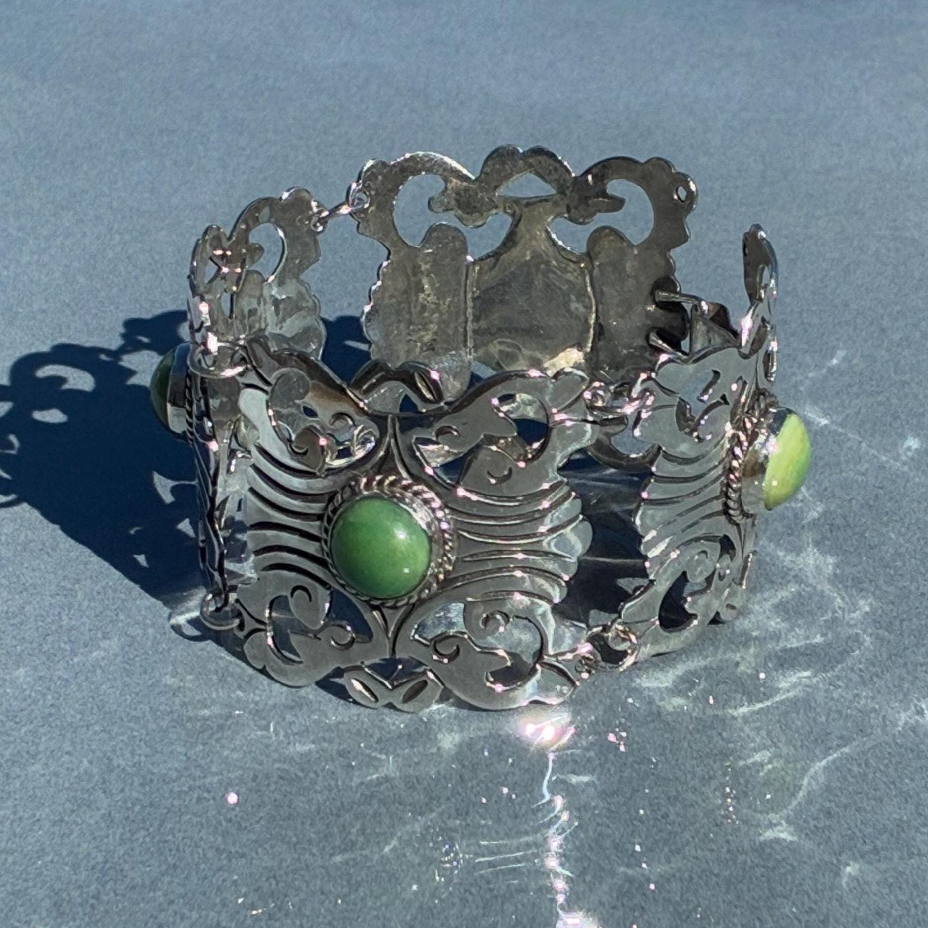 Vintage Mexico Silver and Green Round Stone Wide Curved 4 Panel