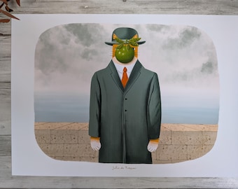 Pode incluir: Uma impressão fantasiosa com um gato em casaco verde, chapéu-coco e gravata laranja, com uma maçã verde obscurecendo o rosto. A obra de arte é ambientada contra um céu nublado e um muro de pedra, com a assinatura do artista na parte inferior.