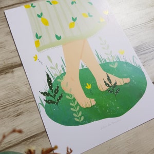 May include: A green, leafy illustration of a person's bare feet walking on a green path. The person is wearing a white dress with a yellow lemon print. The text 'Jolis de Traverse' is at the bottom of the image.