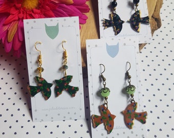 Boucles d'oreilles oiseaux colombes illustrées à la main, plastique