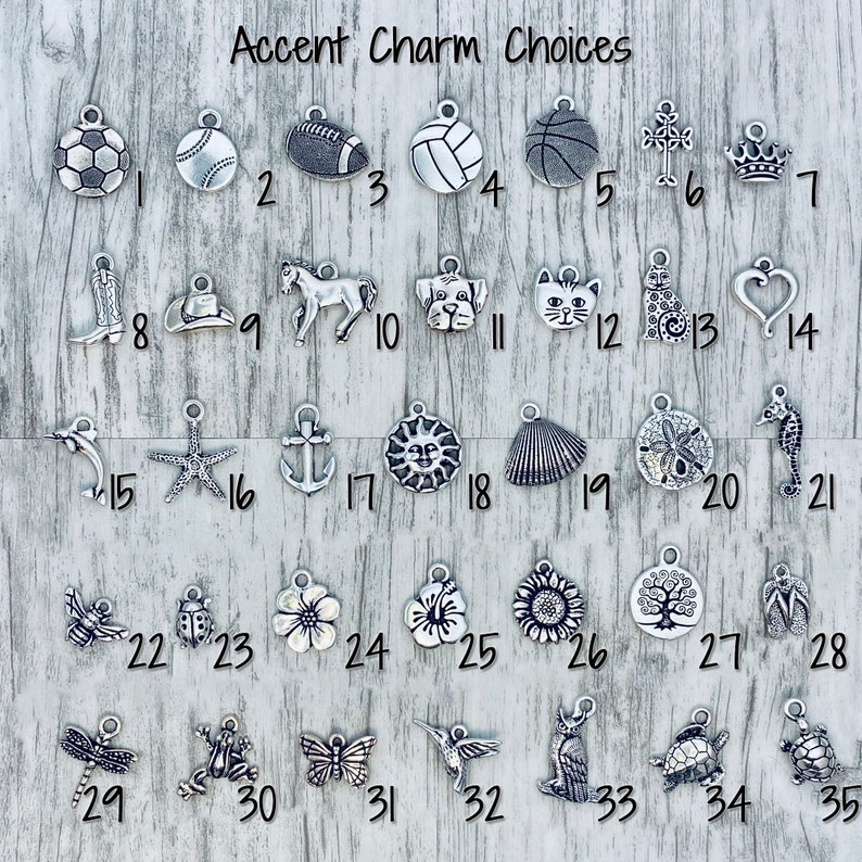 K&ouml;nnte beinhalten: Eine Sammlung von 35 silbernen Charms f&uuml;r die Schmuckherstellung. Die Charms umfassen Sportb&auml;lle, Tiere, von der Natur inspirierte Designs und mehr.