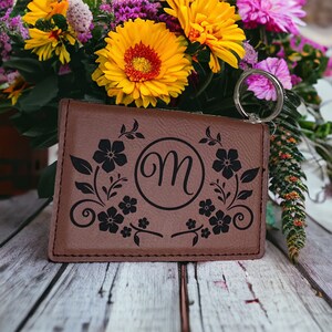 Monedero de llavero monograma, soporte de identificación personalizado, billetera de monograma personalizada para mujeres, bolso de llavero de cuero vegano con soporte de tarjeta de identificación de ventana