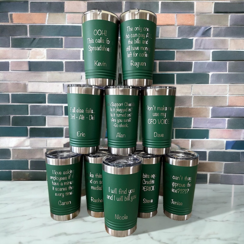 Puede incluir: Una colecci&oacute;n de vasos aislados verdes con bordes y tapas plateadas. Cada vaso tiene un texto grabado en blanco diferente, incluyendo nombres y frases como "OOH! This calls fo Spreadshee" y "I will find you and I will bill you."