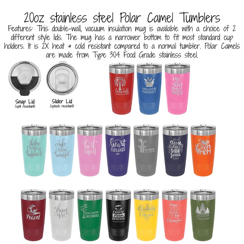 Puede incluir: Una colecci&oacute;n de vasos Polar Camel de acero inoxidable de 590 ml en varios colores, cada uno con un dise&ntilde;o o texto diferente. La imagen tambi&eacute;n muestra dos estilos de tapa: una tapa a presi&oacute;n y una tapa deslizante. Los vasos son de doble pared y con aislamiento al vac&iacute;o.