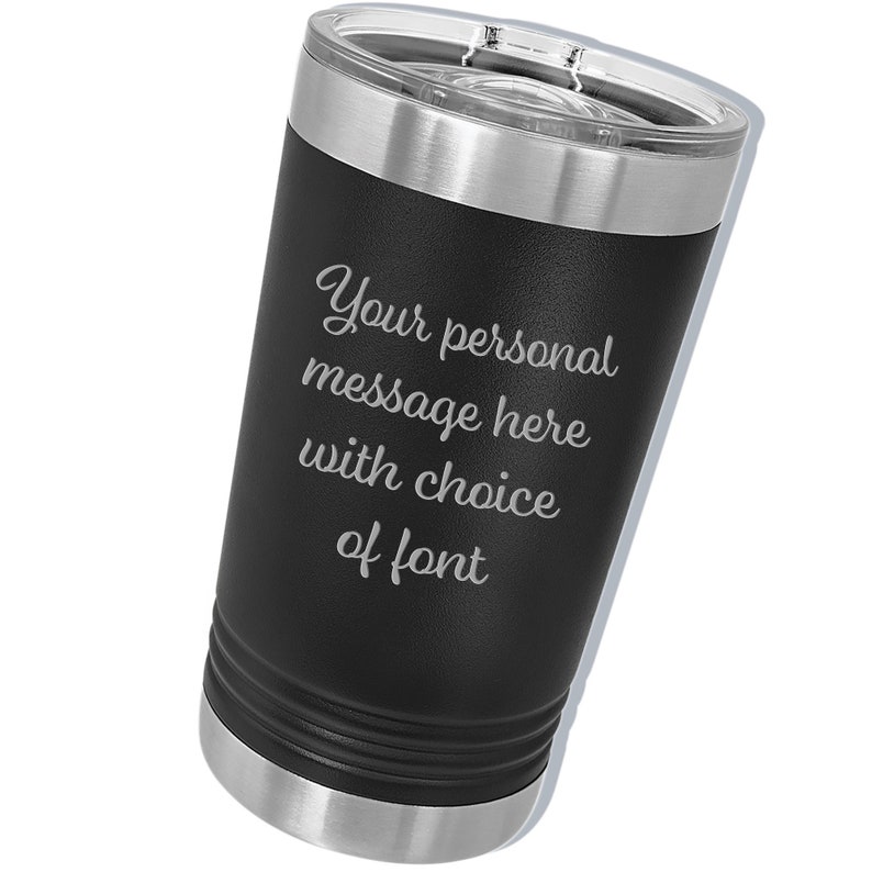 Puede incluir: Vaso t&eacute;rmico negro con borde y tapa plateados. El vaso tiene el texto "Your personal message here with choice of font" en cursiva. Dise&ntilde;ado para mantener las bebidas calientes o fr&iacute;as.