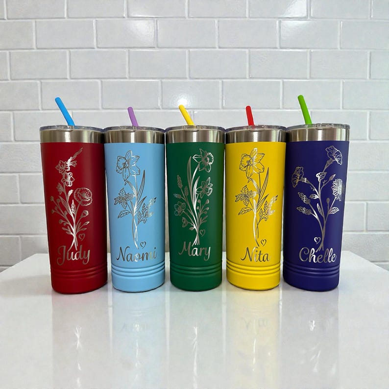 Puede incluir: Cinco vasos aislados de colores con dise&ntilde;os florales y nombres: Judy, Naomi, Mary, Nita y Chelle. Cada vaso tiene un color diferente: rojo, azul claro, verde, amarillo y azul oscuro. Cada vaso tiene una tapa plateada y una pajita del mismo color.
