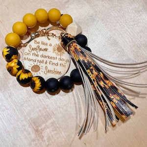 Sunflower Keychain Wristlet, custom engraved inspirational key tag with sunflower tassel, personalized motivational gift, beaded wristlet