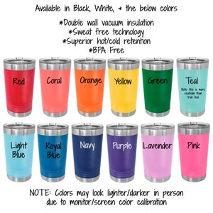 Puede incluir: Una colecci&oacute;n de vasos aislados en varios colores, incluyendo rojo, coral, naranja, amarillo, verde, turquesa, azul claro, azul real, marino, morado, lavanda y rosa. Cada vaso tiene una tapa plateada y el nombre de su color. El texto indica aislamiento al vac&iacute;o de doble pared.