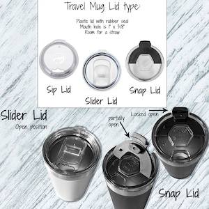 Puede incluir: Imagen que muestra tres tipos de tapas para tazas de viaje: Sip Lid, Slider Lid y Snap Lid. El Slider Lid se muestra en posici&oacute;n abierta. El Snap Lid se muestra parcialmente y completamente abierto. El orificio de la boca es de 2,54 cm x 0,95 cm y est&aacute; dise&ntilde;ado para una pajita.