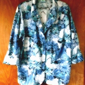 Vintage women&#39;s jacket, women&#39;s jacket with 3/4 sleeves, women&#39;s jacket in blue with floral motifs