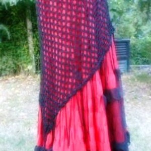 Falda de seda natural reciclada roja y negra, falda maxi bohemia, falda de festival con volantes, falda gitana chic, falda deshilachada chic imagen 3